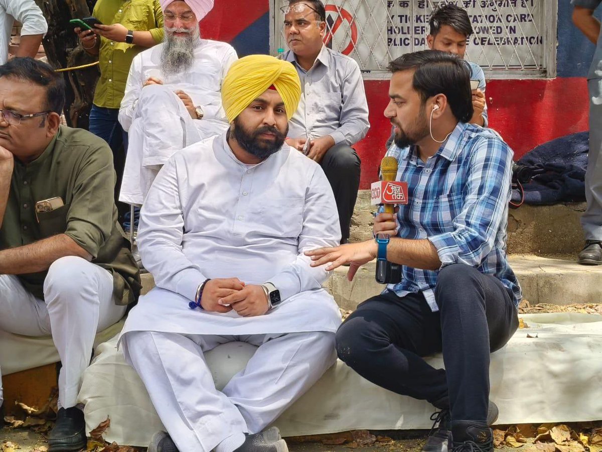 AboharNeevo's tweet photo. ਸਾਨੂੰ ਧਰਨਾ ਲਾਉਣ ਤੋ ਸਿਧੀ ਧਮਕੀ ਪਰ ਜਦੋਂ ਖੁਦ ਨੂੰ ਬੈਠਣਾ ਪਾਇਆ ਫਿਰ ਧਰਨਾ ਕਿਉ ਲਾਇਆ ਹੁਣ ਸਾਨੂੰ ਜਲੰਧਰ ਆਪ ਦਾ ਵਿਰੋਧ ਕਰਨ ਲਈ ਮਜਬੂਰ ਨਾ ਕਰੋ ਸਾਡੀ ਭਰਤੀ ਪੂਰੀ ਕਰੋ #ett6635 #ett6635 @BJP4Punjab @harjotbains @AAPPunjab @CMOPb @BhagwantMann @SukhpalKhaira @sherryontopp @harjotbains https://t.co/XWdR1ob94w