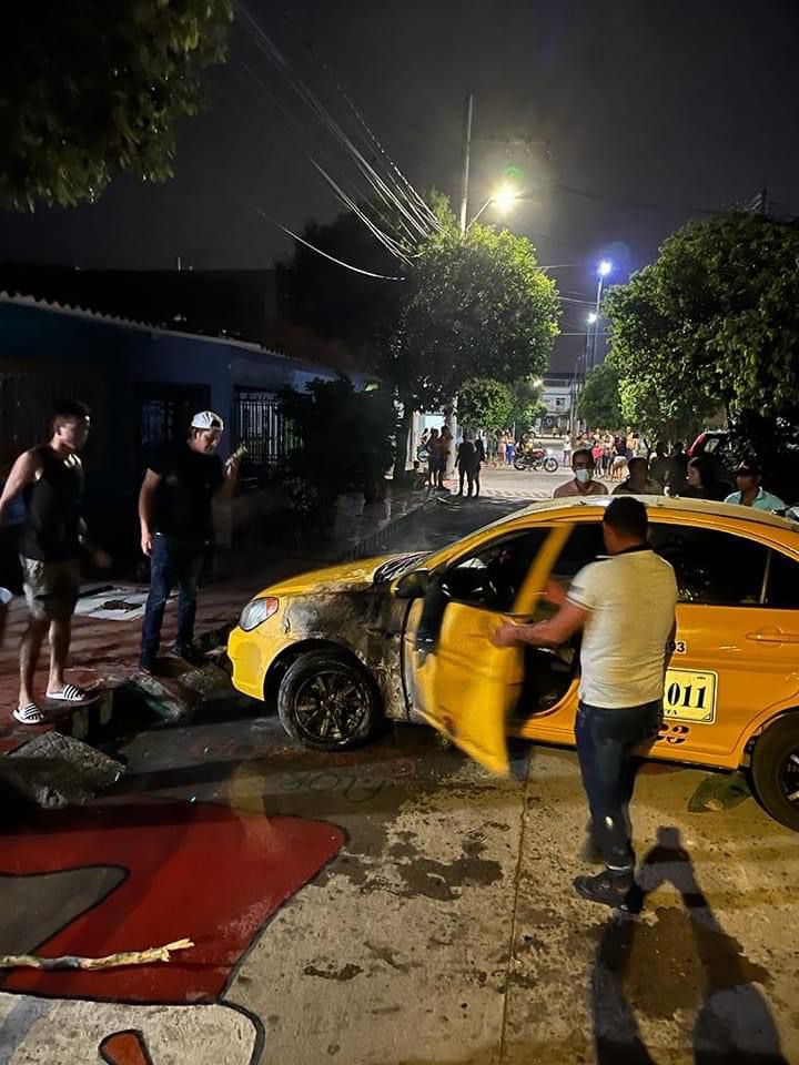 JuanCBastos's tweet photo. Lamentable situación se presentó en el municipio de El Zulia, precisamente en el barrio El Llano, un vehículo tipo taxi fue quemado por varios sujetos y después lo marcaron con emblemas de las FARC pido a la @PoliciaCucuta y @FiscaliaCol que se investigue este hecho https://t.co/b0jWP3sXDs