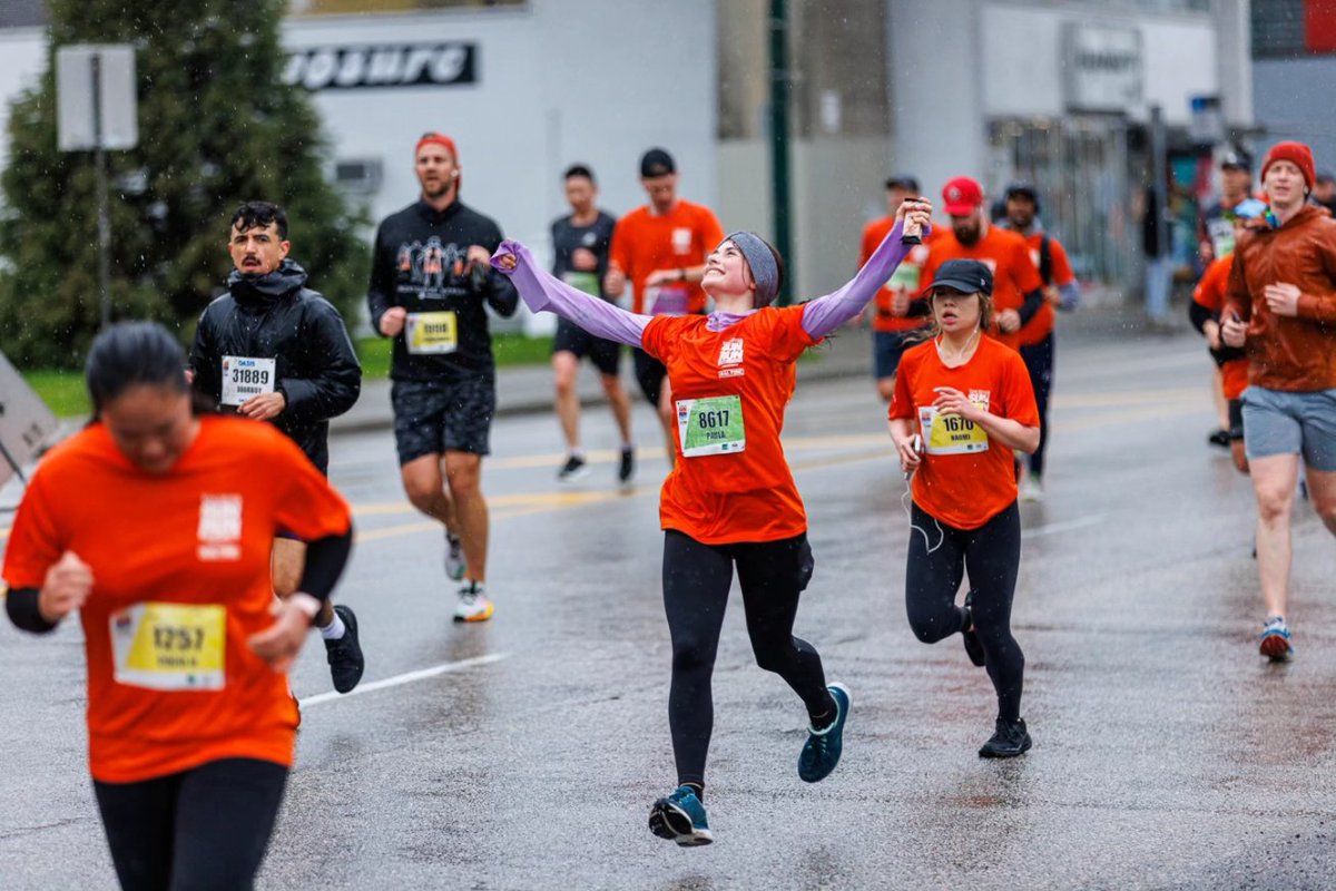 brettvo's tweet photo. 35k people embracing the rain! Loving the energy!! #VanSunRun #Vancouver #running #Canon #bvpics https://t.co/RSgwldJeS4