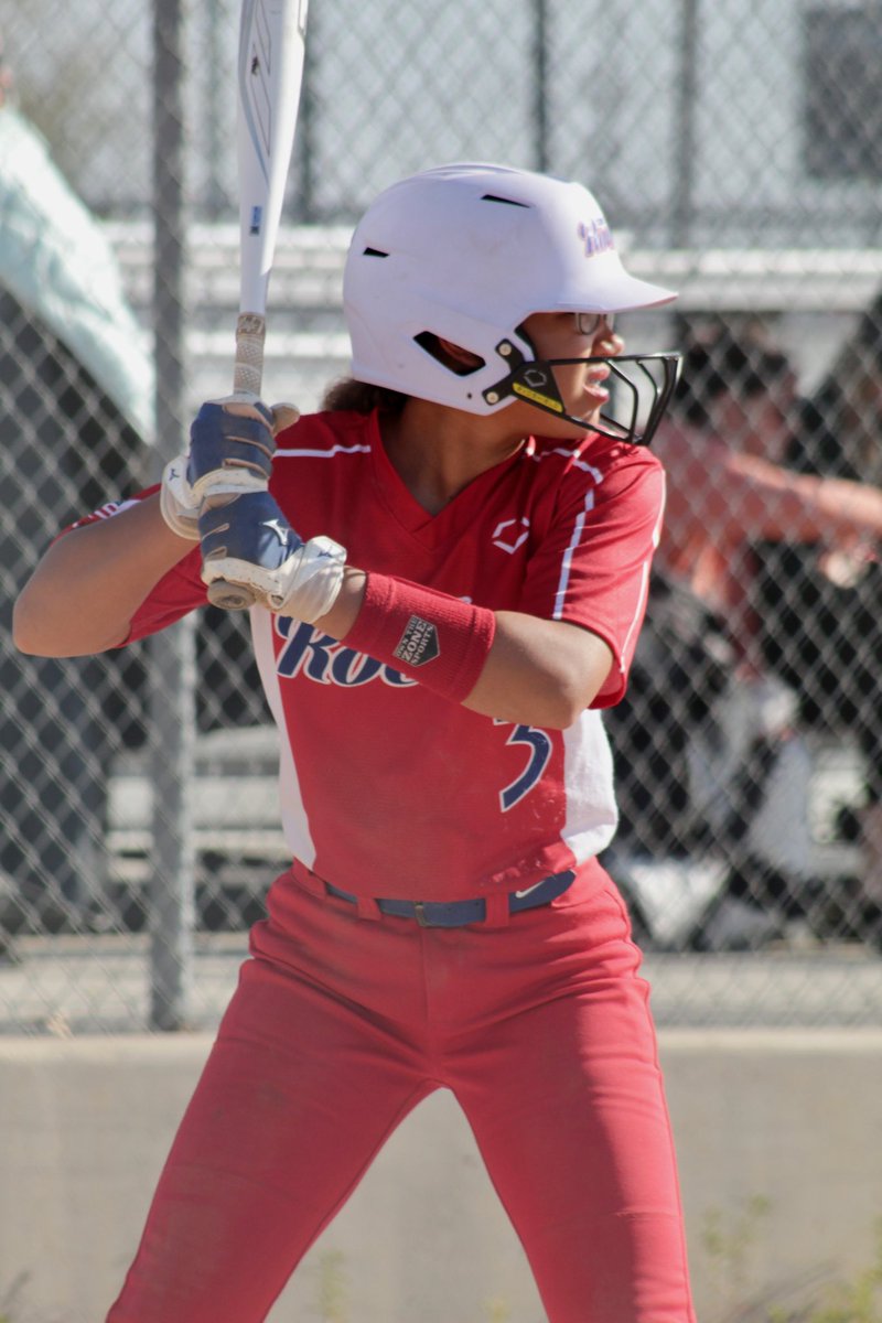 IngeDEFENSE's tweet image. Our girl working hard on the dirt. Proud of this girl @WilliamInge1 #ClovisRocketsCox #12U