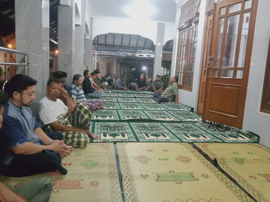 Bismillah setelah Tadarus dilanjutkan dengan
Rapat akhir Ramadhan Takmir Masjid Al-Ikhlas.
Semoga Berkah