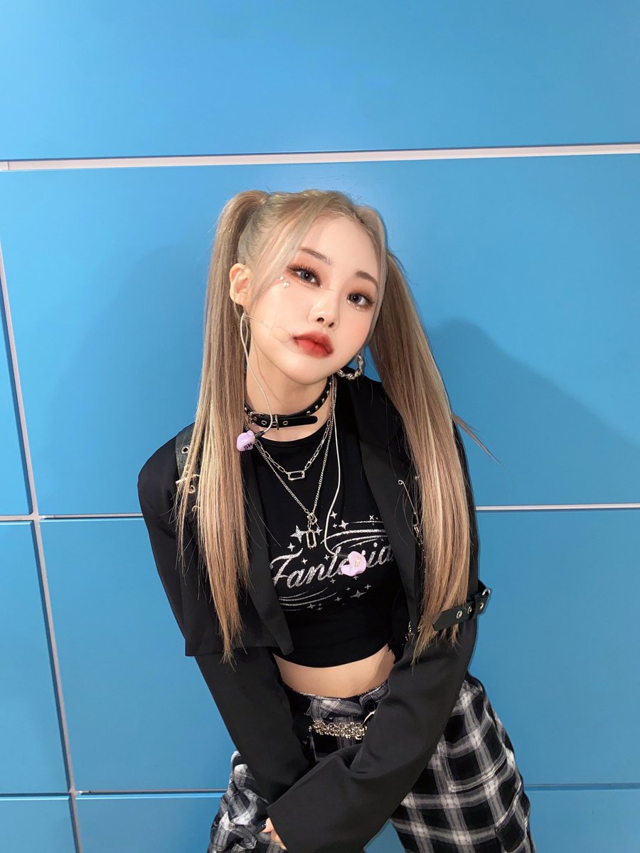 ︎ ︎ ︎ ︎ ︎ ︎ ₊˚. ︎ ︎  𝑚əll    🧜🏻‍♀️⠀  𝒍𝚘𝚍ч     
꒰   𝚘range 𝚙earl   ꒱    𝚟𝚘𝚒𝚌𝚎    🎤    ⁦
#𝕄𝐈L𝐋𝕐·𐦍·𝚍e𝚋ut

Ustedes no se imaginan mi felicidad al estar viendo a esta preciosa reina en su debut desde tan cerquitas.