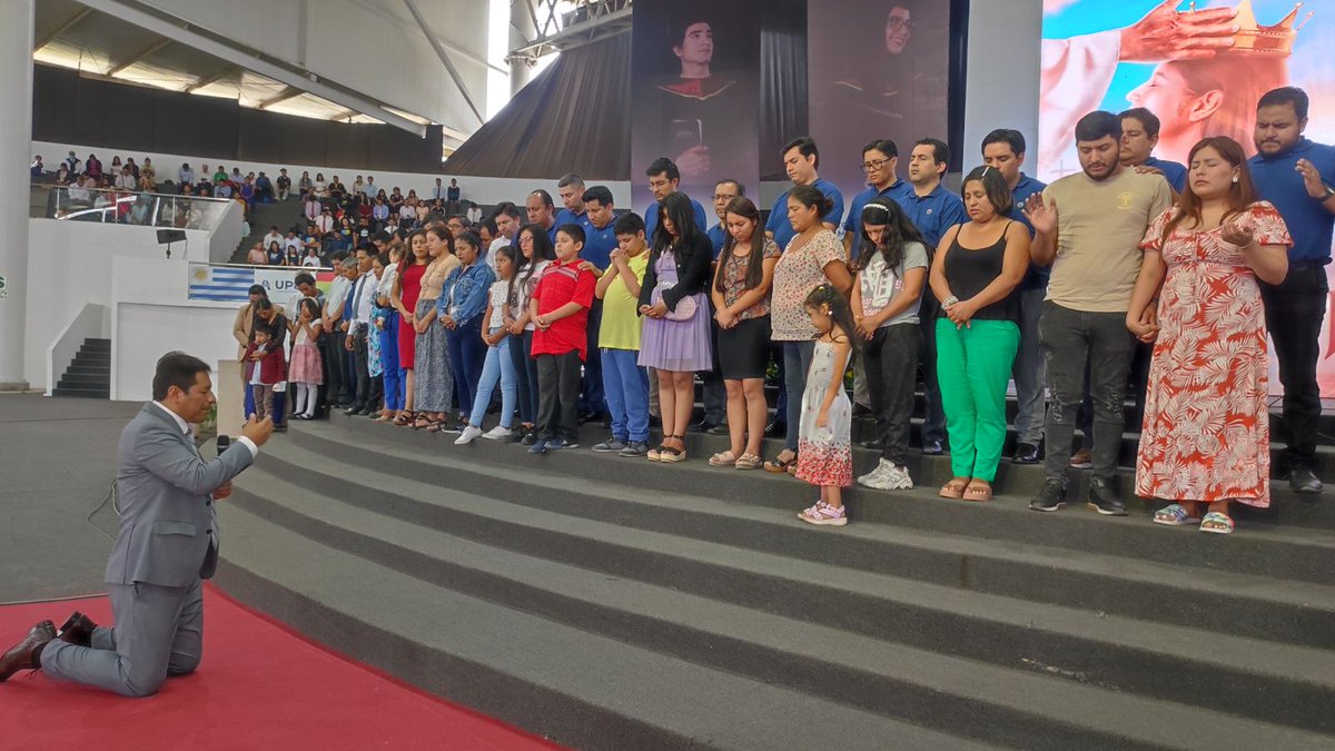 PrMontalvan's tweet photo. "¡Gracias al Señor por bendecir nuestro movimiento misionero en la iglesia! Agradecemos a los pastores, y a la iglesia por su labor.Nos preparamos para Caleb en la MNO,donde buscaremos guiar a 10 mil personas a Jesucristo por el poder del Espíritu.
 ¡El Señor está a las puertas!" https://t.co/gUB2QdfKTj