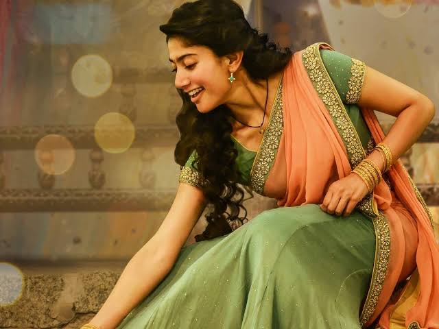 AlluArj06787455's tweet photo. Same Director - Both Masterpieces 🖤

#SaiPallavi @Sai_Pallavi92 @92Saipallavi @PallaviDhf @Sai_Pallavi_DFC @SaiPallavi_93 https://t.co/TKNpsAfXnG