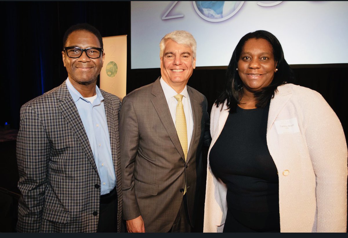 Tammiekboyd's tweet photo. Enjoyed attending #Emory2036 at the event in D.C. It was great hearing from @RamalingamMD and @MylinTorres about the innovations in cancer treatments @WinshipAtEmory
Great speaking with Emory President @gregfenves @EmoryAlumni #EmoryAlumni #EveryCancerEveryLife https://t.co/S13ZzbpGgC