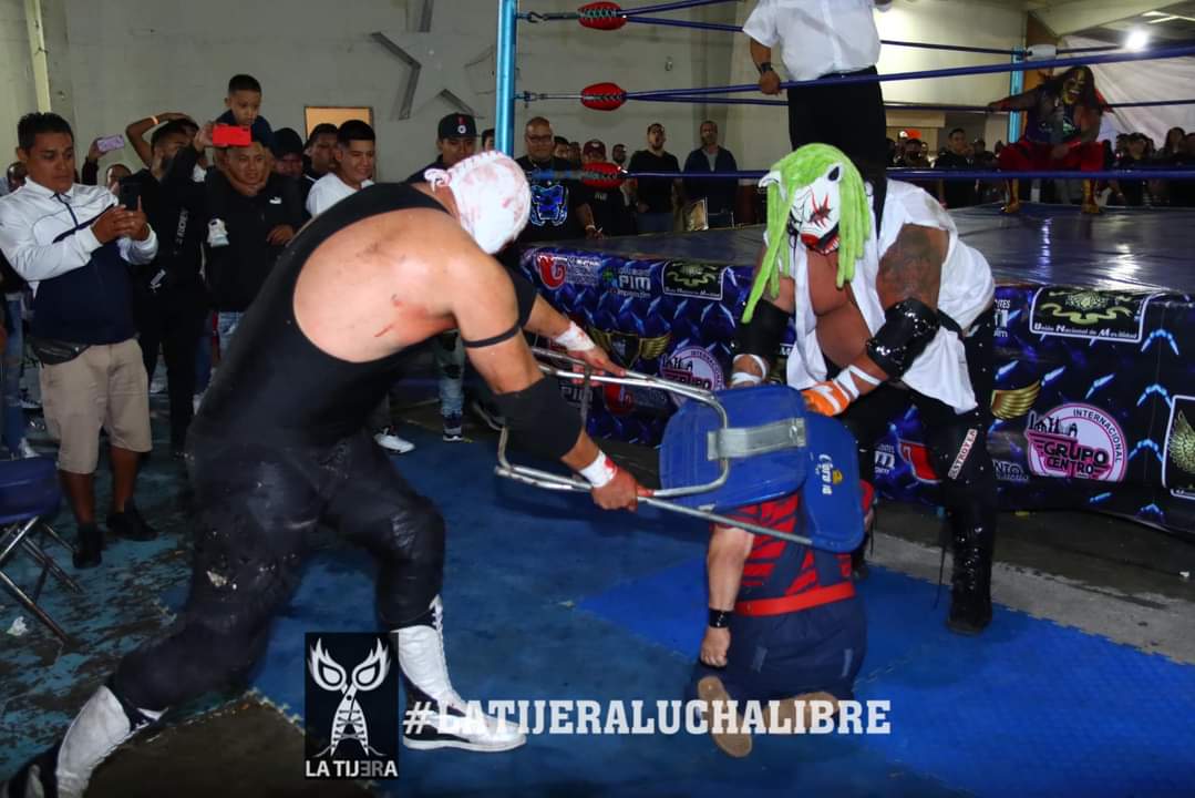 LaTijeraLucha's tweet photo. Cierre a los "ecaterror" en el #CentroCivicoNuevaAragon cuando las sorpresas no pararon con #GrupoCentro; donde #LaPuerquizaExtrema se reforzó con #CapoDelNorte quien se dio entre sillas y botellas como nunca con #FreseroJr,quien fue el más respaldado por el "barrio", acompañado https://t.co/bAbDOK6408