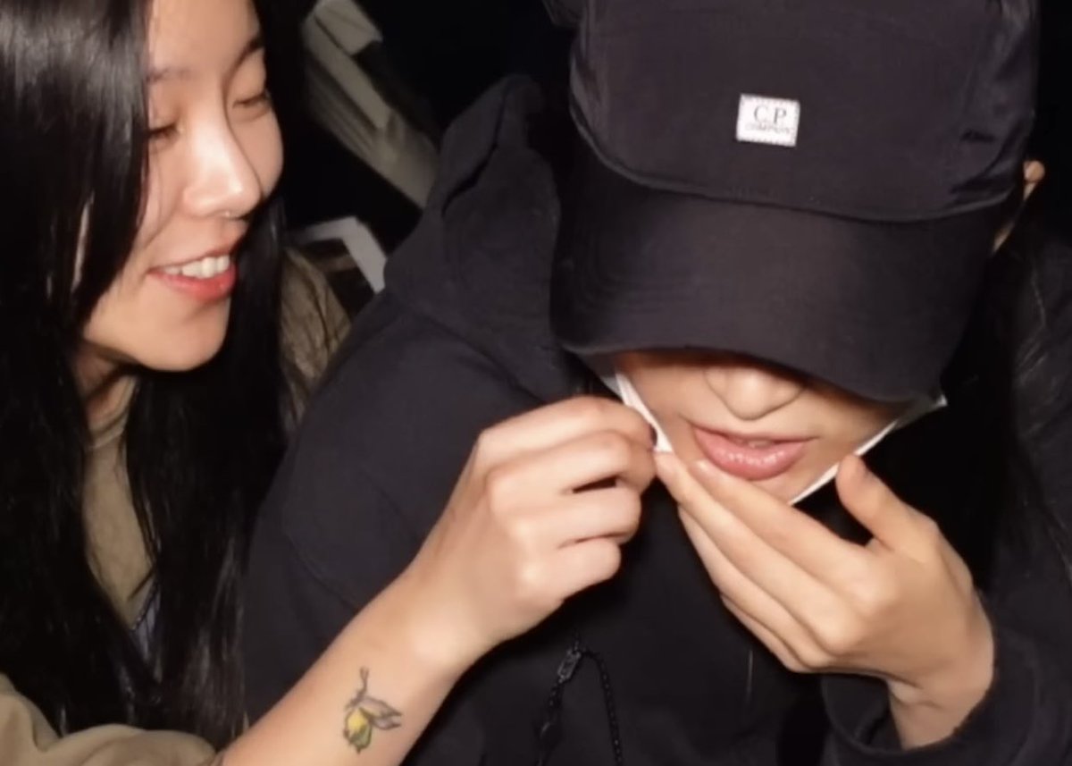 more!! wheebyul hands moment
#휘인더_벌쓰데휘 
#OurSpringWheeinDay