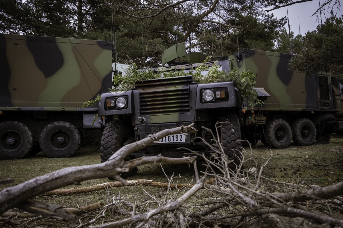 11e_RAMa's tweet photo. Après #ScorpionXII, le poste de commandement du groupement tactique d’artillerie du 11e RAMa déploie pour #Kurun23 ses réseaux et ses liaisons de données tactiques 📡
➡️Objectifs : commander les feux et coordonner les actions dans la 3e dimension de la @9_BIMa_AdT 🔥 https://t.co/QbvB8diHtl