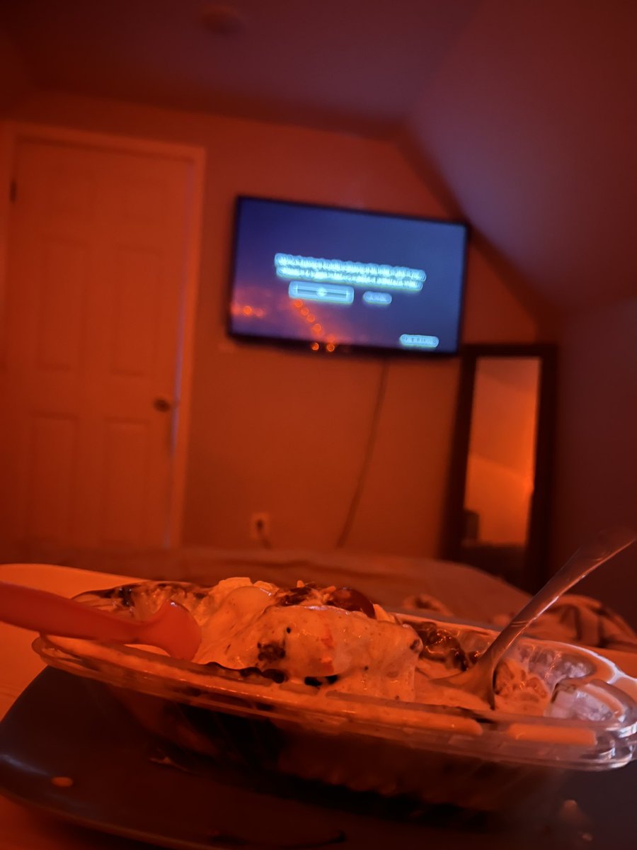 CesarMJr928's tweet photo. Had my whole banana split ready for the reunion. WTF Netflix! 
#LoveIsBlindLIVE https://t.co/83MMxO3Xgk
