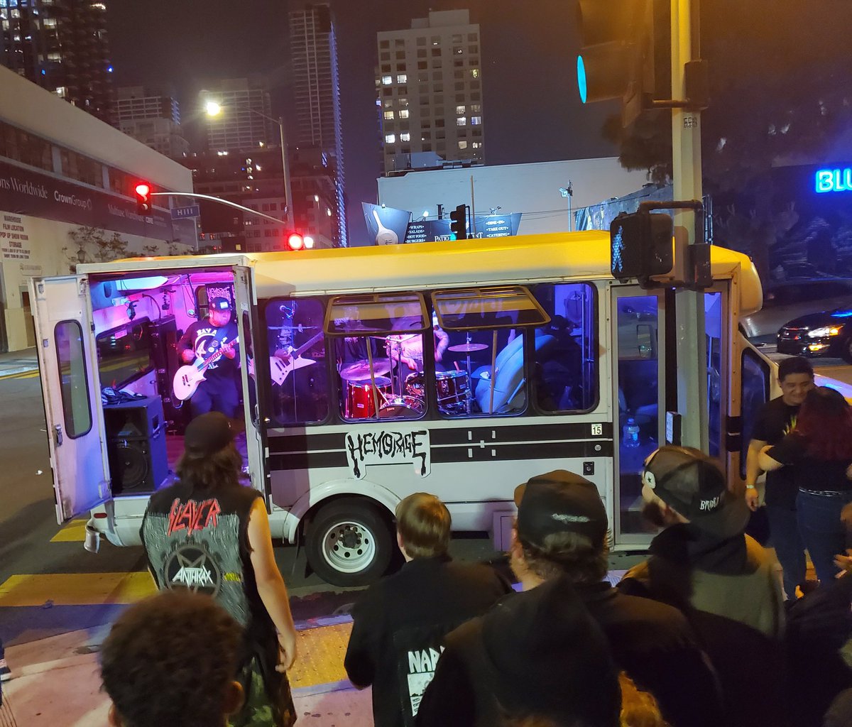 After seeing Fear Factory &amp; Static-x last night these guys took the show out to the streets ! Never seen anything like this before pretty F'n awesome <a href="/hemorageSF/">Hemorage</a> 🤘🏻🔥🔥🤘🏻