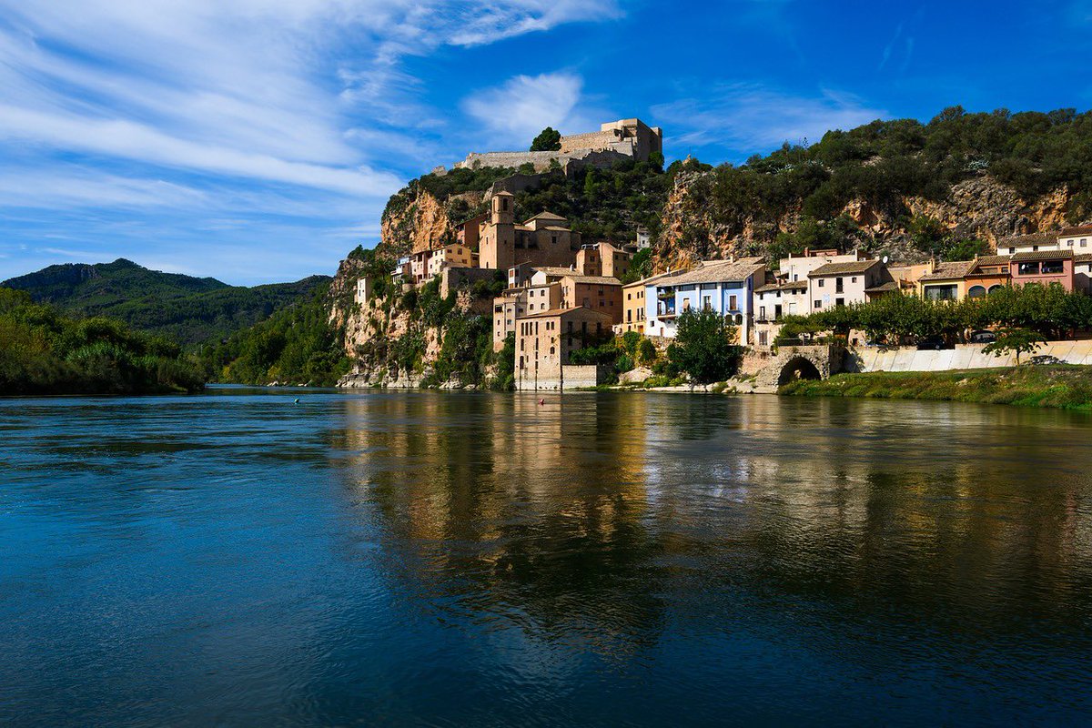 fotobcn's tweet photo. Miravet: un pueblo con encanto en la Ribera d’Ebre que te sorprenderá por su castillo templario, su paso de barca, su alfarería y mucho más.
Descúbrelo en este artículo.
#Miravet #TurismoRural #Fotobcn
https://t.co/eDAdE9o7v3 https://t.co/lWfYT3ybw8