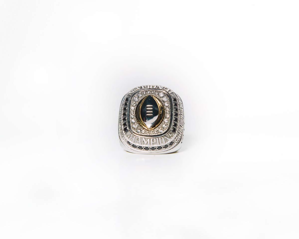 GeorgiaFootball's tweet photo. 𝘾𝙤𝙡𝙡𝙚𝙜𝙚 𝙁𝙤𝙤𝙩𝙗𝙖𝙡𝙡 𝙋𝙡𝙖𝙮𝙤𝙛𝙛 𝘾𝙝𝙖𝙢𝙥𝙞𝙤𝙣𝙨

#GoDawgs | #back2back https://t.co/E7XdrJ2iDE