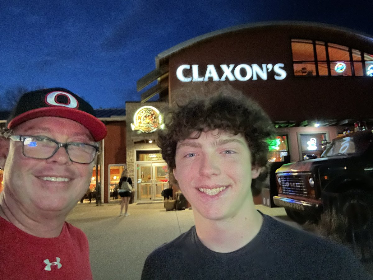 jason_drexler's tweet photo. Love watching these boys play ball! @Tigers2027 Hopefully the rain and snow stay away from the rest of our tourneys! Claxon’s BBQ was great! Deep dish at Giordano’s was excellent too! https://t.co/ycYM5bizDX