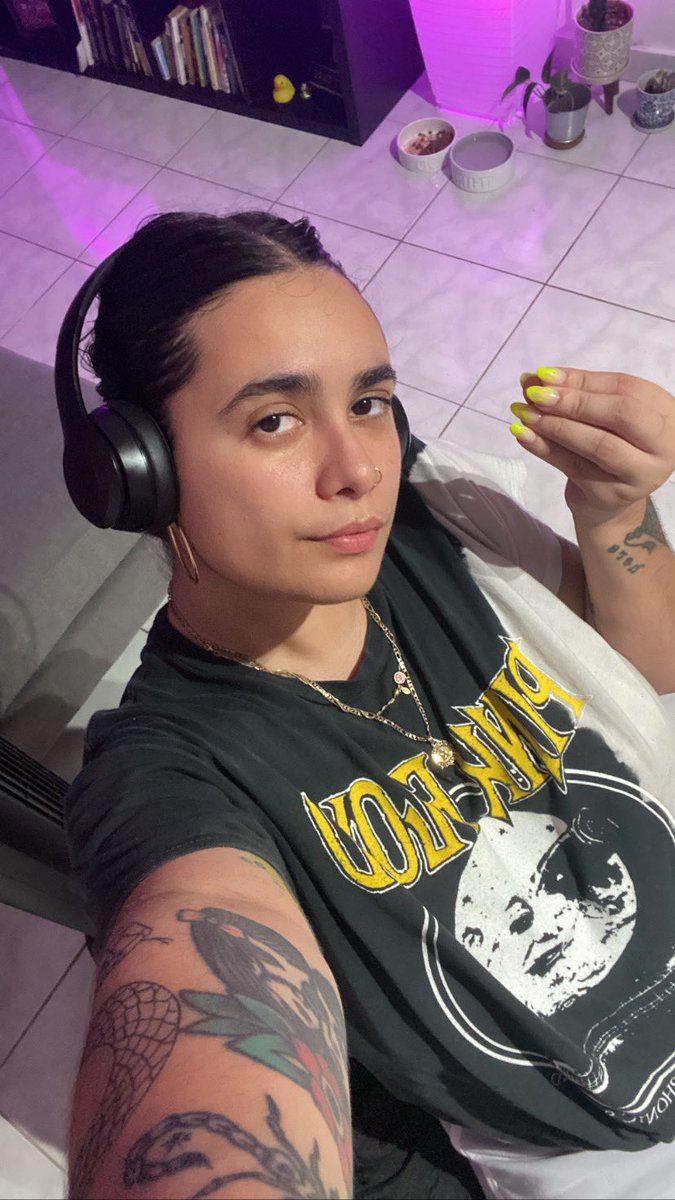 gabbbysann's tweet photo. hay días que yo me fea cc, pero de momento veo fotos así on my most natural state; con las cejas toa’ ejpeluza’, sin maquillaje, moño algaro y digo “pero tú eres estupida? mira que linda eres cabrona” https://t.co/tJnccIJoGv