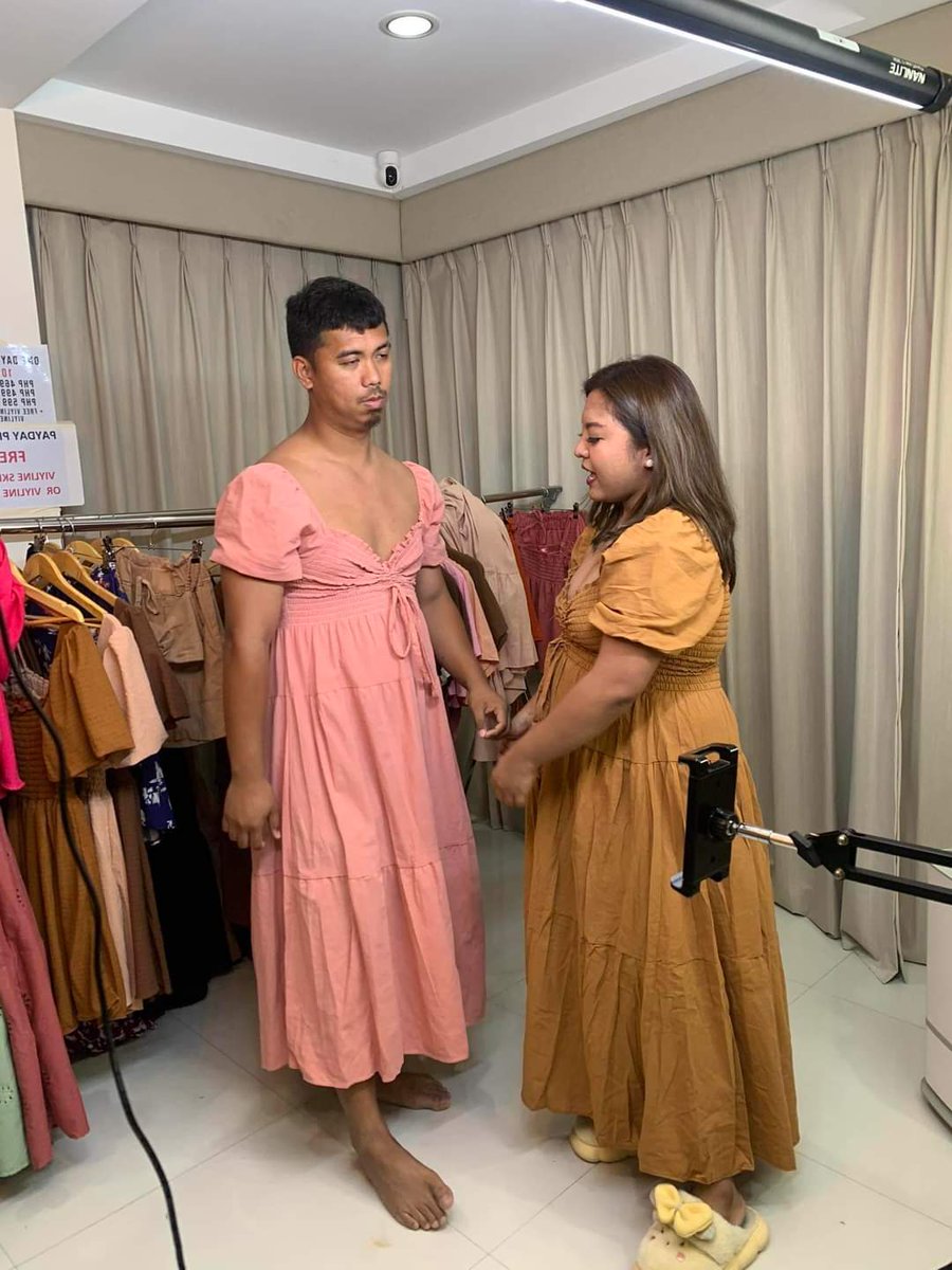 VL_MediaGroup's tweet photo. Cong TV, natagpuang modelo na rin ng Ivy's Feminity! 🤣🥰
See Cong's new look now : https://t.co/1omcrYeP6u
#ParaSaMotor #WalangPalag #TikTokLiveSelling #CongTV #ViyCortez #IvysFeminity #ViylineMediaGroup https://t.co/aIqU7QG3tk