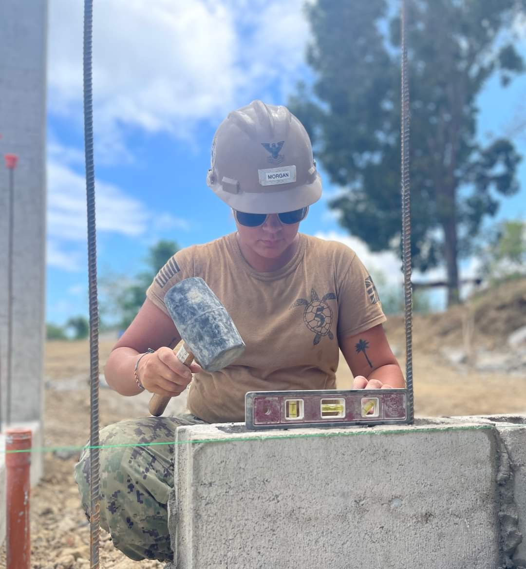 Philippine_Navy's tweet photo. SHOULDER TO SHOULDER | Working together to get the job done! 🛠🤝

📝/📸: Naval Mobile Construction Battalion 5

#Balikatan2023
#FriendsPartnersAllies 
#SeaBeesCanDo 🐝🛠
#WeBuildWeFight 
#ProtectingtheSeasSecuringOurFuture 
#ModernandMultiCapablePHNavy 
#AFPyoucanTRUST https://t.co/YDuyyV4PBZ
