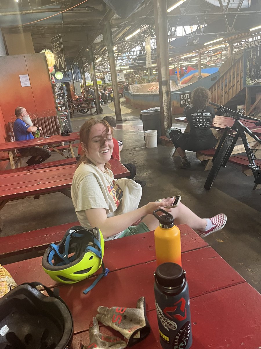 thomasaudrey4's tweet photo. The picture i take of him vs the picture he takes of me https://t.co/E25Ce1pK0c
