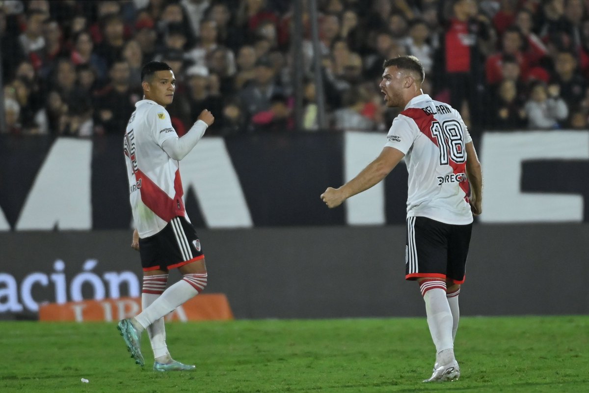 RiverPlate's tweet photo. ➕3⃣ Con los puños apretados ⚪️❤️⚪️ https://t.co/7gHlNMn02w