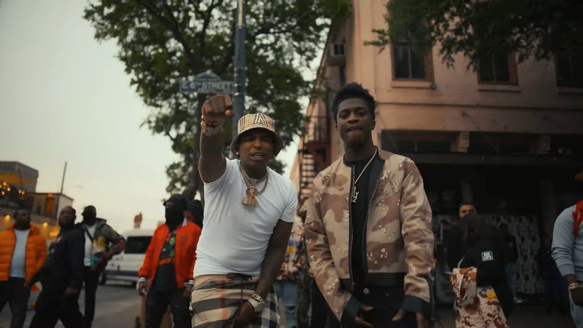 Lil Crank Walks The Streets With Trapboy Freddy For "Shoot" Visual

[@LilCrankMucho + <a href="/TRAPBOYFREDDY/">TRAPBOYFREDDY</a>]

preciseearz.com/lil-crank-walk…