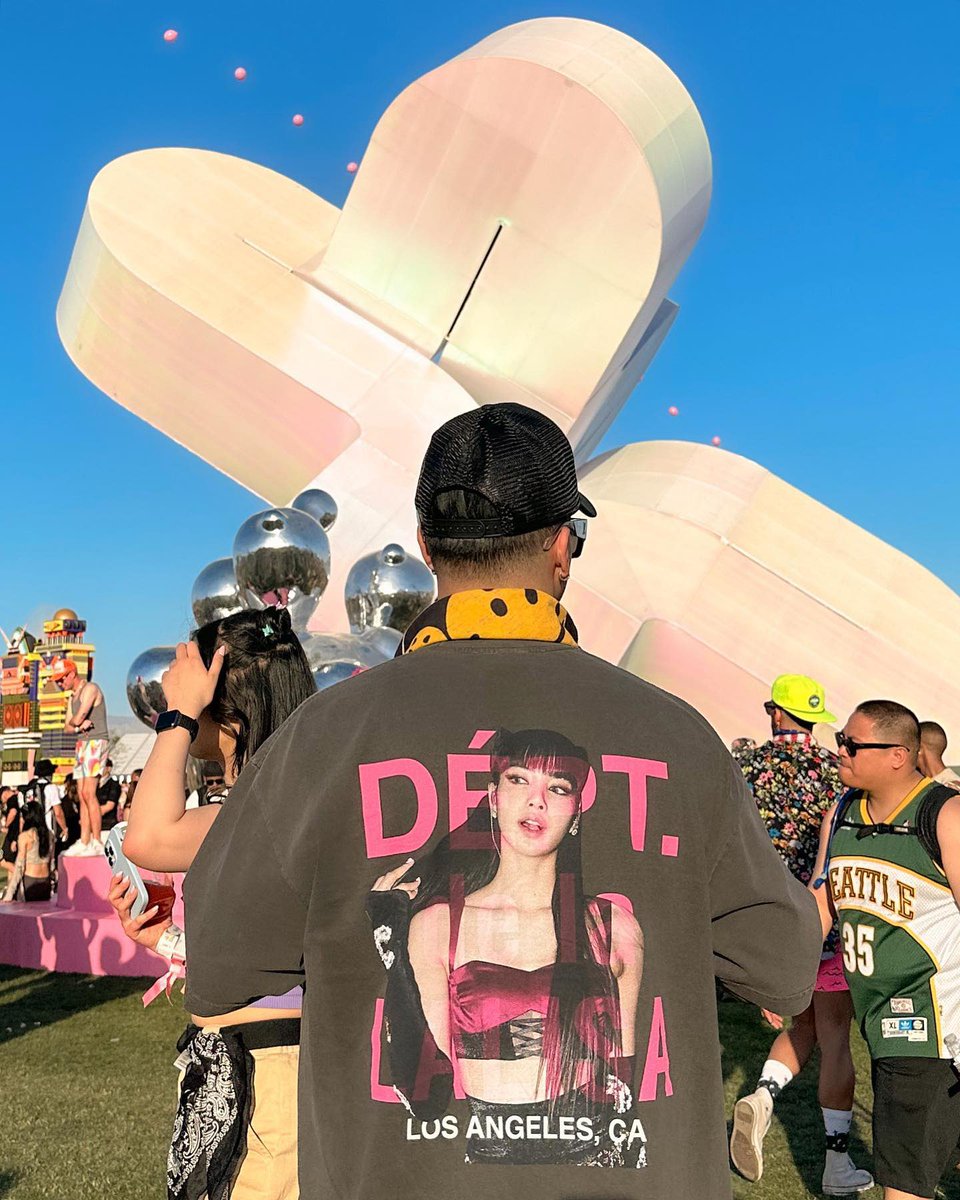 LaliceUpdates's tweet photo. 📸 @flicksbydaniel 

🔗 https://t.co/XcagfXhzUz

LISA COACHELLA COMEBACK
#LisachellaIsHere https://t.co/CMQp6UxXtC