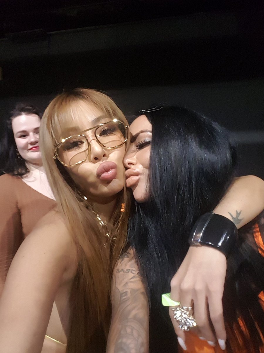 Tattoo_jebbie_'s tweet photo. Jessi lookin at my Tattoos of her. Best day in my life. Love u baby! ❤💋 #jessi #jessicaho #제시 #hohyunjoo #호현주 #morevision #khiphop #kpop #koreanpop #jessicah #jessicah_o #jessizoom #coldblooded #whattypeofx #nununana #눈누난나 #jessibaby #jessisexy #jessiqueen #jebbies https://t.co/wSluOpcdCE