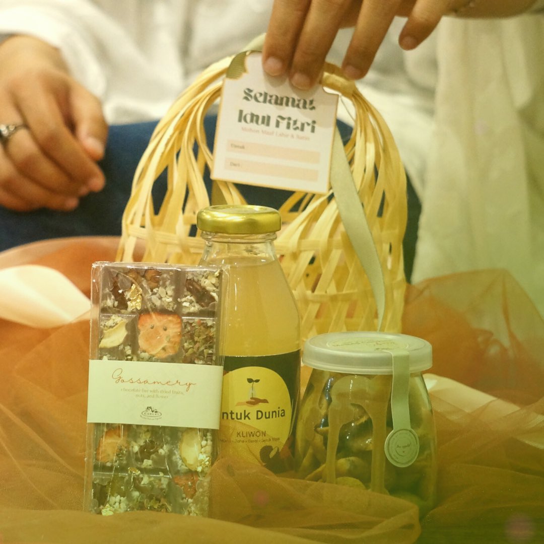 CoklatCafe's tweet photo. Lebaran's Hampers yang bikin maaf-maafan kamu makin afdol✨💚

Klik link di bawah ini untuk katalog Lebaran's Hampers!✨

https://t.co/7LiBGbsBoV https://t.co/TrMDwxLn6f