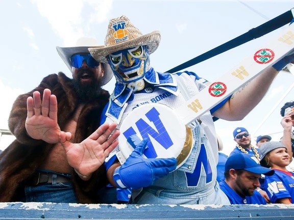 Wpg_Choppa's tweet photo. @DGTnTeacher @CFL Banjo Bowl is always a good time @Wpg_BlueBombers  #HowICFL https://t.co/Z3XgB02euW