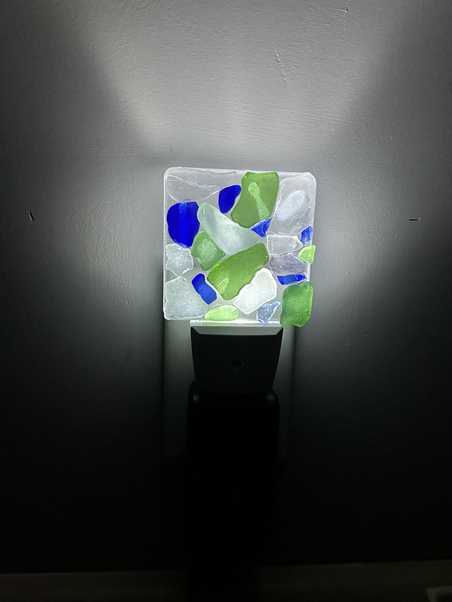 nanlover709's tweet photo. @lorilydialove I bought these nightlights at Dollarama and super glued mine on :) https://t.co/PkP7GHi3zR