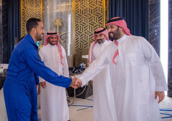سمو ولي العهد يستقبل " علي القرني " والذي يعد أول رائد فضاء سعودي يصل -بإذن الله- إلى محطة الفضاء الدولية في الرحلة المزمع انطلاقها شهر مايو المقبل.

#ولي_العهد_يستقبل_رواد_الفضاء 

بأمثالك يفتخر الوطن يا بطل 🇸🇦