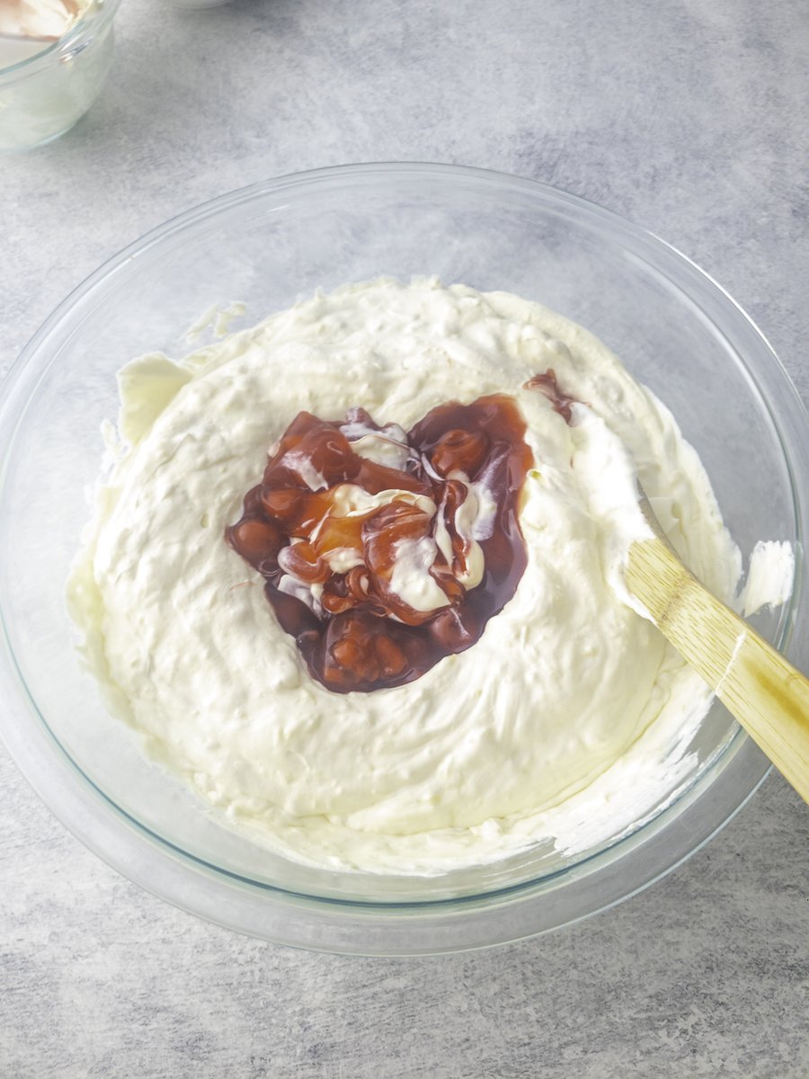 My_SimpleThings's tweet photo. 5 minute Cherry Fluff recipe is basically a "dump" recipe that can be throw together and can easily feed a crowd. It's almost time for potlucks and picnic! This chilled dessert is perfect for warm days &amp; can be make in five minutes!  https://t.co/0qOhIRBanR via @My_SimpleThings https://t.co/gG3z0IZvk6