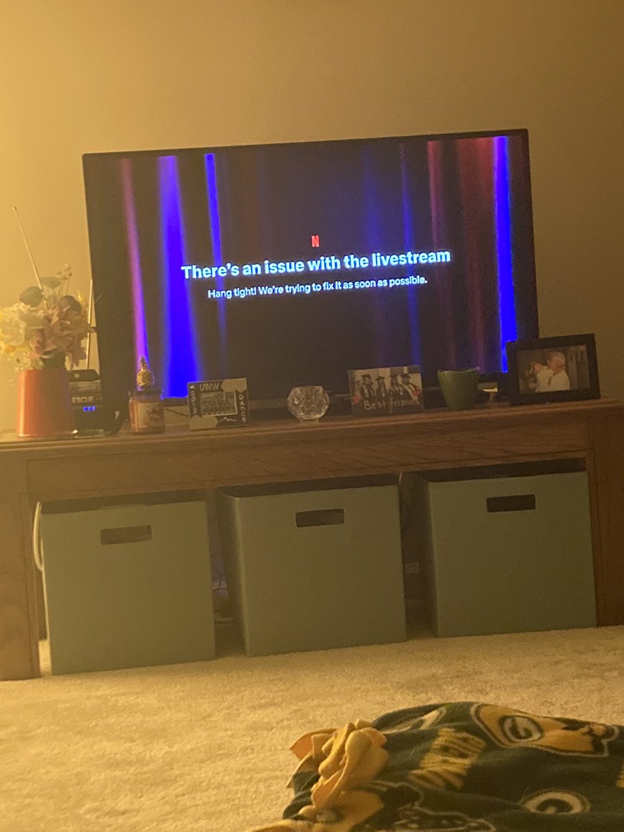 SarahWinkelmann's tweet photo. Alright @netflix…how long do we leave this up on our screens? #LOVEISBLINDreunion https://t.co/BlFDJJvYE6