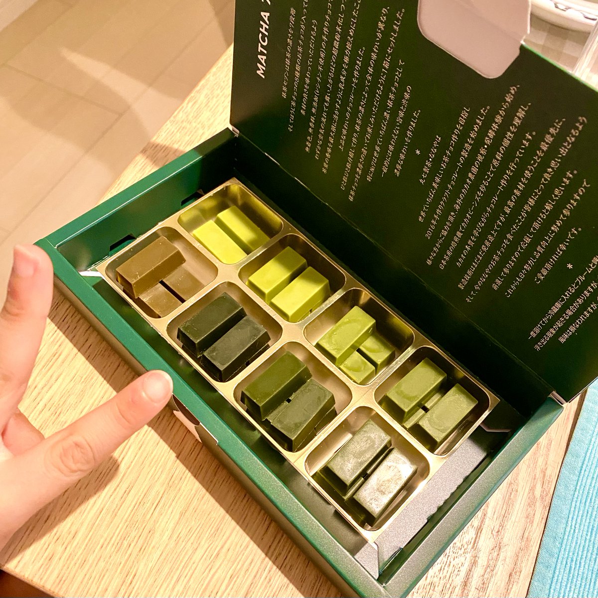 ayaplaza's tweet photo. ななやの抹茶チョコ、レベル7は迫力の苦味!!私は6くらいがスキです😋(左奥から時計回りに1〜7で茶色はほうじ茶)
テーマです!
4月18日(火)よい肌の日など『私のチャームポイント』
4月20日(木)珈琲牛乳の日『今、これが飲みたい』
#ななや
#matcha7
#ボイスキュー
#loungecue https://t.co/5MbiCjWqwv