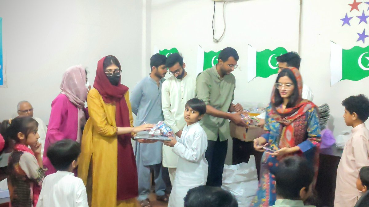 Khurramraja650's tweet photo. “eMed’s Dastarkhawan Opened for the Orphans”.
“Commendable Act of Kindness should be an Example for all the others”.
“eMed Seniors &amp; Students Arranged Aftari &amp; Eid Gifts for the Orphan Children of Model Children Home”. https://t.co/A9vBibkEiJ