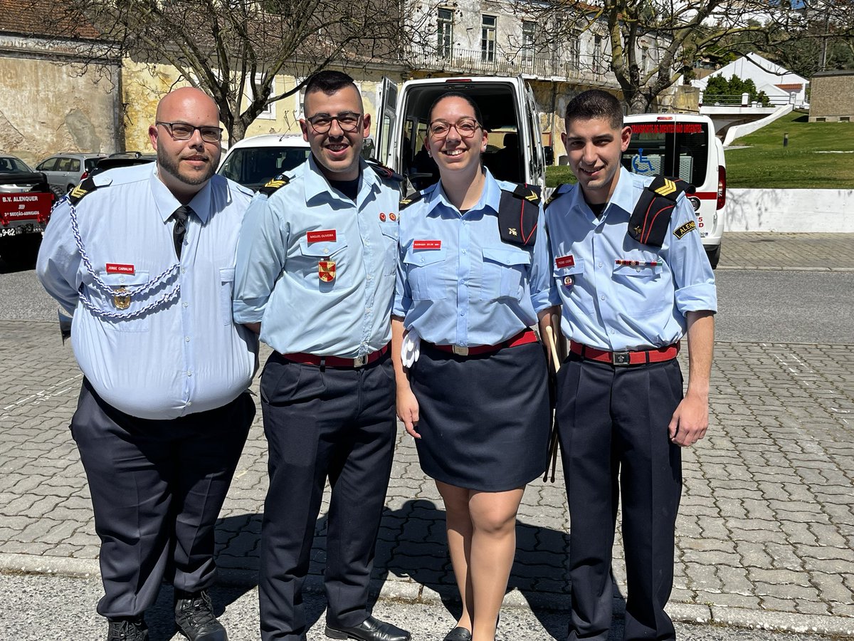 PedroElouro97's tweet photo. 1º Desfile de Fanfarras dos Bombeiros Voluntários de Alenquer. Orgulho ❤️ https://t.co/DznEjW0Zaw