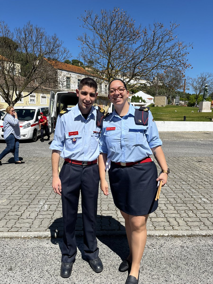 PedroElouro97's tweet photo. 1º Desfile de Fanfarras dos Bombeiros Voluntários de Alenquer. Orgulho ❤️ https://t.co/DznEjW0Zaw