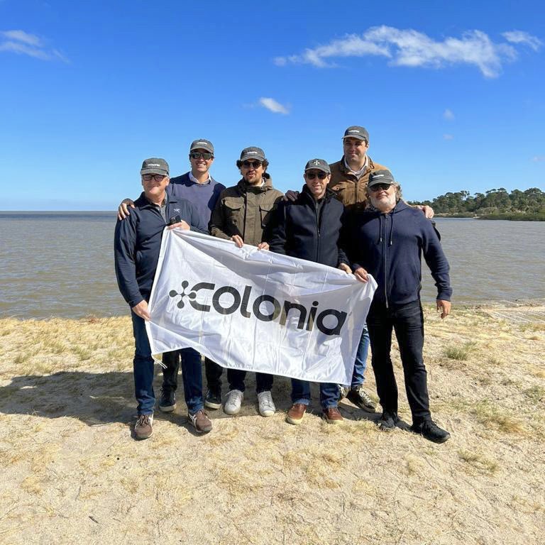 mascolonia_ok's tweet photo. Cerramos la semana con un día histórico para +Colonia! Tuvimos la visita de estos líderes rioplatenses #1, que admiramos profundamente, nos enorgullecen y nos inspiran. 

Gracias infinitas @marcos_galperin , @migoya y @guibert , por haber venido a conocer +Colonia 👏🏻🦾. https://t.co/82pIuLNc4r