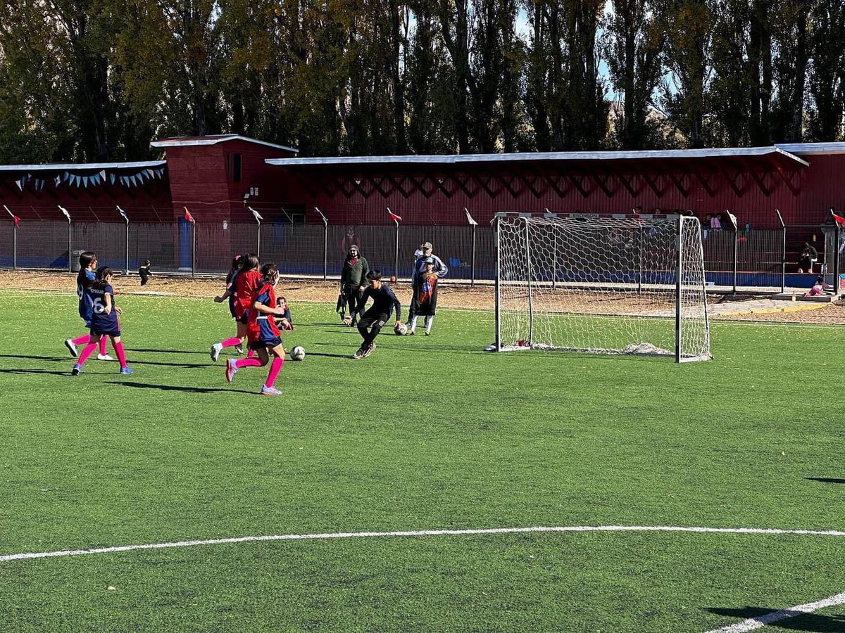 Hermoso encuentro deportivo-formativo entre nuestros niños/as y sus pares de Los Antiguos. Gran convocatoria, deportividad y sana competencia en esta maravillosa actividad organizada por el Club Deportivo Colo-Colo de Chile Chico ⚽️🏆🏟️ <a href="/ColoColo/">Colo-Colo</a> #chilechico