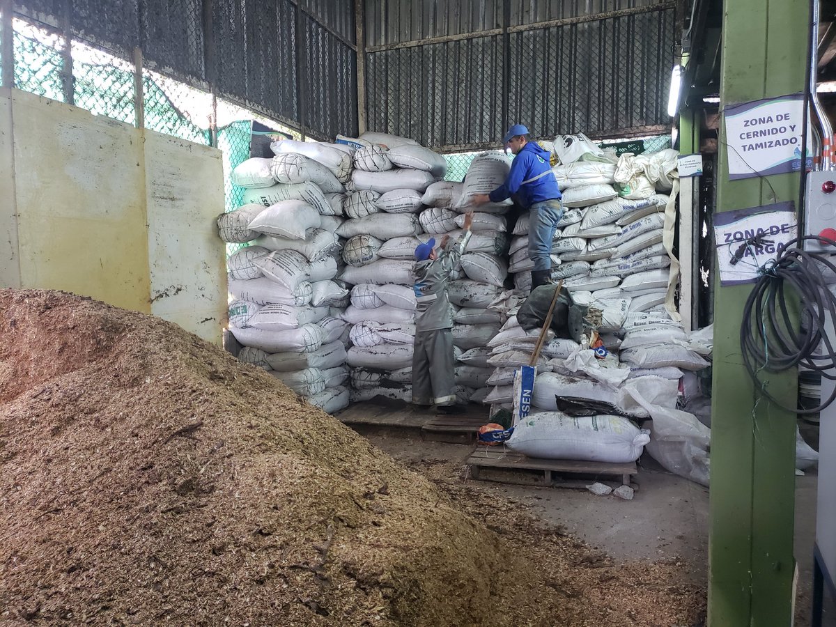 <a href="/susanamuhamad/">Susana Muhamad</a> <a href="/petrogustavo/">Gustavo Petro</a> Acción Climática YA, es recuperar 5 millones ha suelos en erosión grave, con 50 millones ton/año de compost, producido con 7.5 millones Residuos Orgcos + 500 millones ton/año biomasas de café (400), platano (500), estiercoles(300)