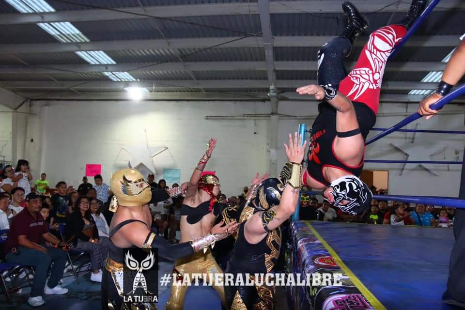LaTijeraLucha's tweet image. Arrancan las acciones en el #CentroCivicoNuevaAragon con #GrupoInternacionalCentro, donde las primeras monedas llegan por la entrega y valentía de los 4 jóvenes, ganando los rudos #Obelyus y #Zeldric al regresar de unos vuelos y dar cuenta de #AguilaGuerreraII y #AguilaGuerreraJr