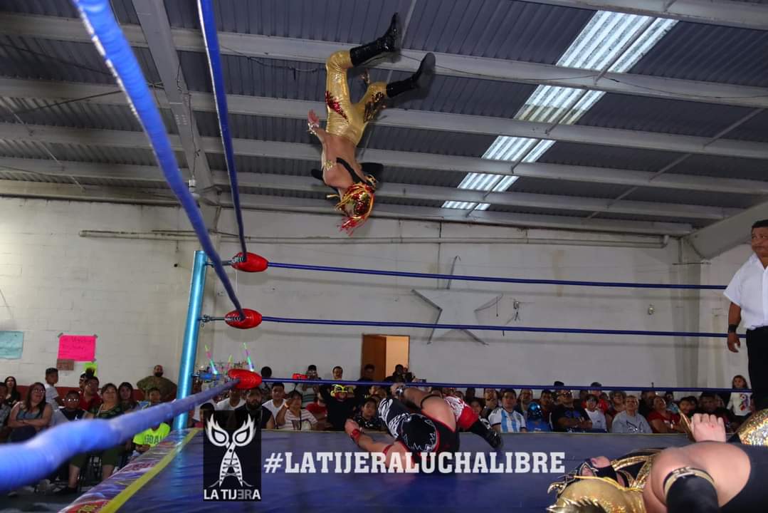 LaTijeraLucha's tweet image. Arrancan las acciones en el #CentroCivicoNuevaAragon con #GrupoInternacionalCentro, donde las primeras monedas llegan por la entrega y valentía de los 4 jóvenes, ganando los rudos #Obelyus y #Zeldric al regresar de unos vuelos y dar cuenta de #AguilaGuerreraII y #AguilaGuerreraJr
