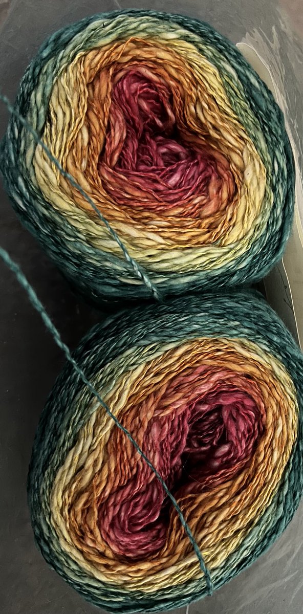 Another hint on my new sweater. Yarn: cotton, linen, and viscose. Pretty