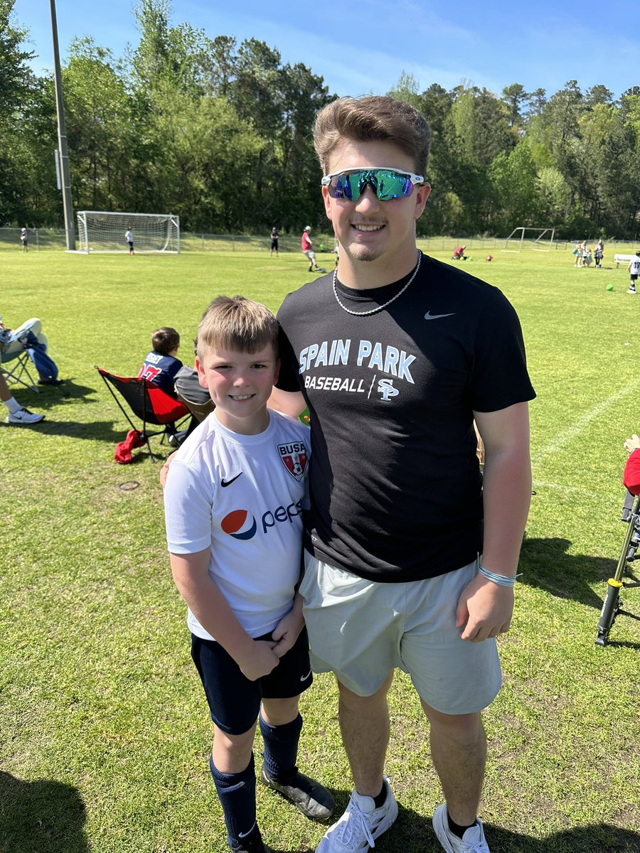 jbradford81's tweet image. LandO has spent countless games watching big bro play baseball. It has been awesome seeing Logan cheer on LandO and work with him in the backyard practicing on being the best goalie he can be! He’s digging his new goalie gloves also ha!⚽️💪🏼#lovemydudes #soccerplayer #kidfun