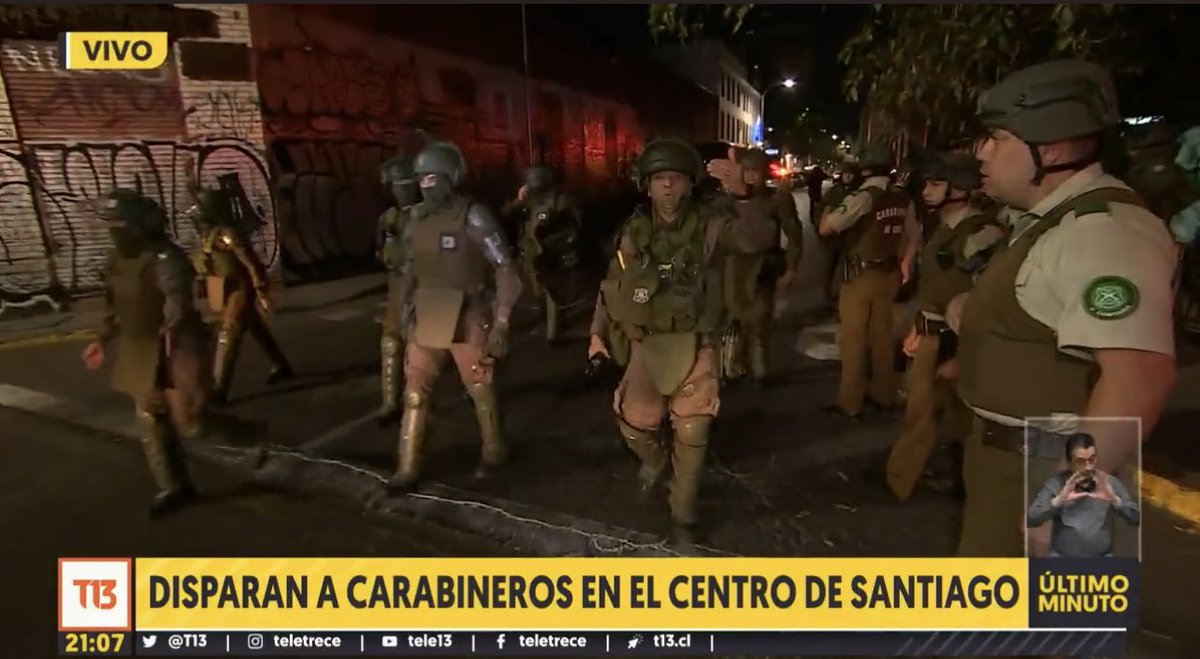 joseantoniokast's tweet photo. Carabineros atacados a pocas cuadras de donde vive el Presidente Boric. ¿Habrá despertado? https://t.co/0r1OMXWK9D