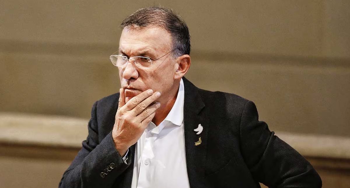 Fans_AUribe's tweet photo. ¿Estás de acuerdo con que Roy Barreras debería dejar de ser el presidente del congreso?

❤️ Por supuesto
🔁 Si
💬 No, y por qué? https://t.co/daMSyRJFWx