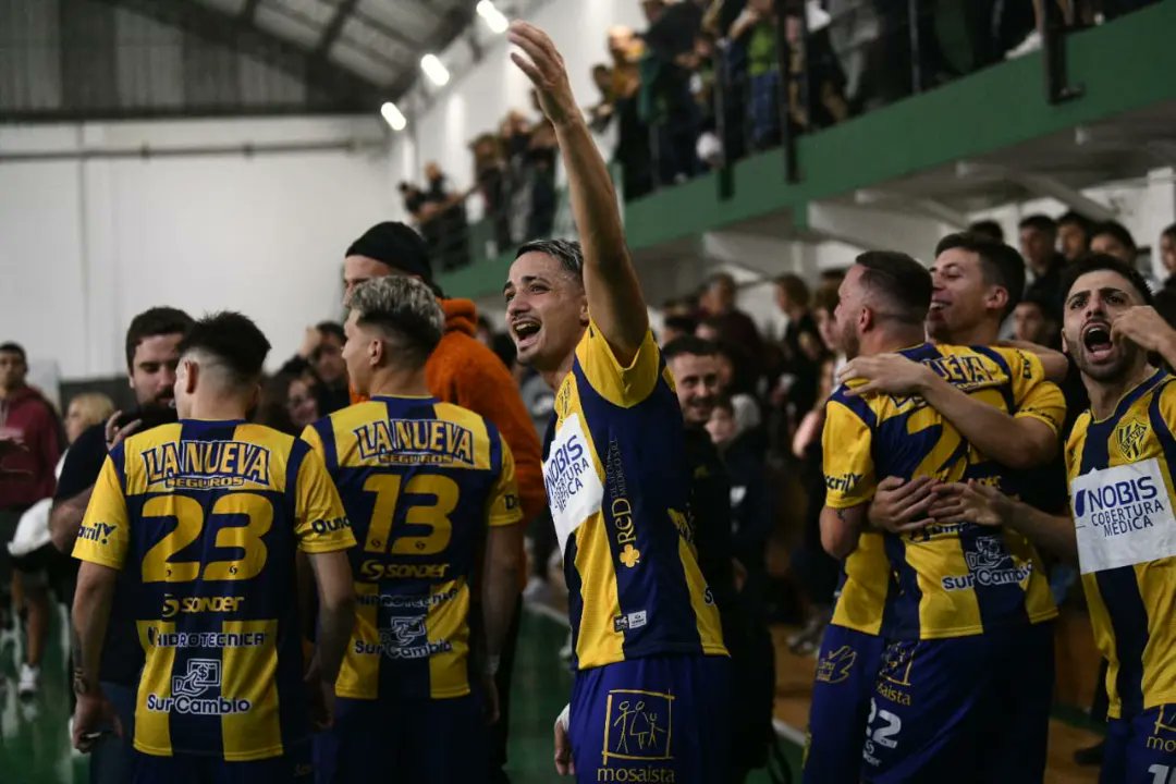AtlantaDeMiVida's tweet photo. #FustalAfa #1raDiv
#Atlanta le ganó a Pinocho de visitante por 4 a 2 con goles de Canessa, Vietri, Panigo y Clapcich.
En la próxima recibe a América del Sud.
📸 #AtlantaOficial https://t.co/nwtzqurw52