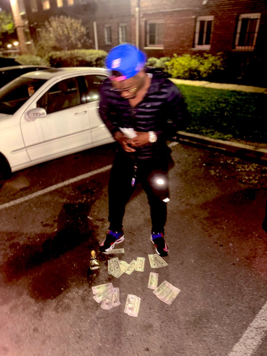 HUNNITT_BAG's tweet photo. BITCH LOOK AT DIS. 30 in dis 40 shot yo MANS WIT IT⚰️ BITCH WONT LET ME SEE MY SONS I CANT STAND THE BITCH💰📝🎯 https://t.co/gEnlo1dLsc