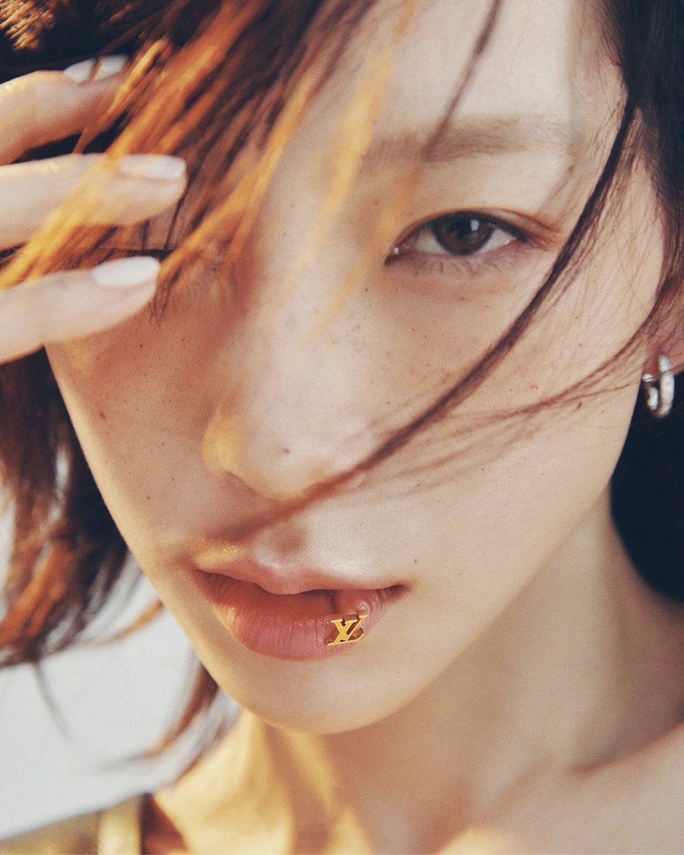 flirtaeyeon's tweet image. we finally got the hd picture without text !