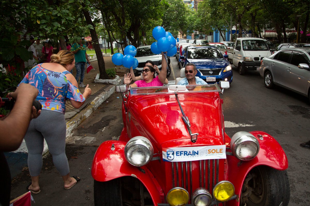 SantiCarneri's tweet photo. Van algunas fotos que hice hoy para la agencia de noticias @business durante la caravana del candidato a presidente @EfrainAlegre y la candidata a vicepresidenta @solenu, de la @concertacionpy la candidatura más fuerte de Paraguay, según las encuestas. https://t.co/I4vFybwo6S