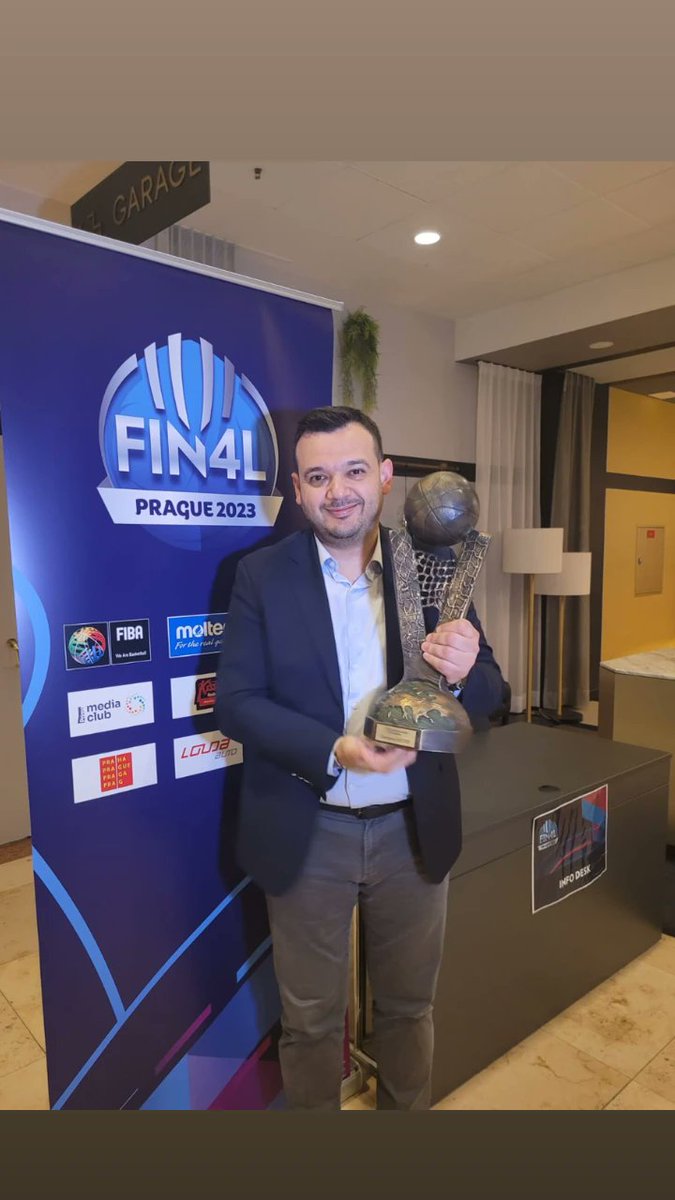 Kupayla fotoğrafımız da oldu. Bu kupa camiamıza hayırlı olsun.
#PotanınKraliceleri #fenerbahcealagoez #EuroLeagueWomen #Fenerbahce