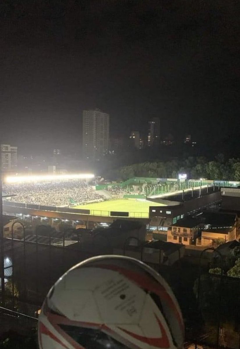 Gremistao1903's tweet photo. 🚨GRAVÍSSIMO! 

A bola no pênalti de SUÁREZ atingiu o apartamento de um torcedor do Juventude ao lado do Jaconi… 

“Valeu Suárez” escreveu o torcedor. https://t.co/adrTCHAXSE
